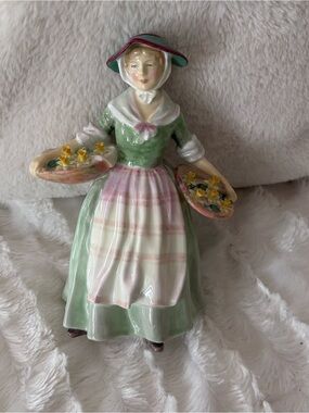 Royal Doulton Figurine Daffy Down Dilly HN1712 8 Inch Height